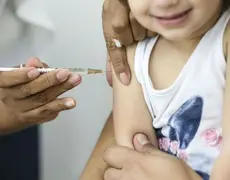 Prefeitura de Lucena confirma que aplicou doses da vacina de covid para adultos em crianças, lamenta 
