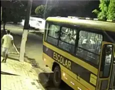 Estudante evita acidente com ônibus universitário em Araçagi, na Paraíba