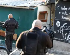 VIDEO: Durante forte tiroteio entre traficantes e polícia, morador pede R$ 5 de pão e mortadela; confira