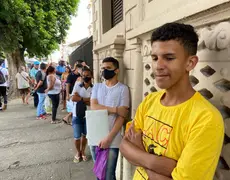 De última hora, eleitores fazem fila enorme para regularizar título em João Pessoa