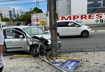 EM JP: Carro ultrapassa sinal vermelho e gera acidente com três veículos; um deles se choca em poste