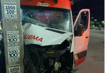 Ambulância que transportava mulher grávida se envolve em acidente e parto é realizado na rua, em Campina Grande