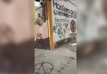 Igreja é vandalizada com pichações satanistas e restos de animais no Ceará