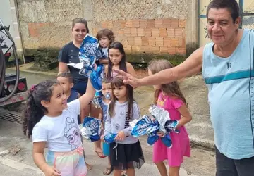 Zeca Pagodinho distribui ovos de Páscoa para crianças em Xerém