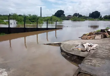 Após 20 anos, chuva provoca cheia em rio no Curimataú da Paraíba