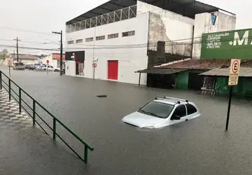 Madrugada foi de chuva intensa e trovoada em João Pessoa; cidade está com vários trechos de alagamentos