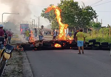 Marchantes protestam por reabertura de matadouro público, em Guarabira