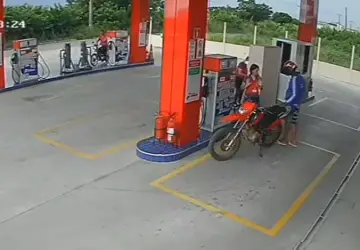 Câmeras registram momento de assalto em posto de combustível em Solânea