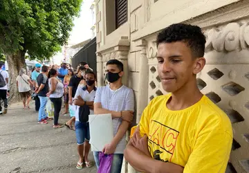 De última hora, eleitores fazem fila enorme para regularizar título em João Pessoa