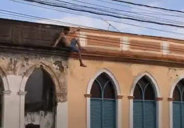 Homem escala prédio no Centro de João Pessoa para escapar de linchamento