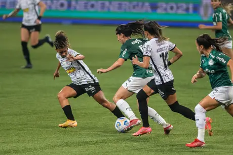 Palmeiras e Corinthians duelam pela liderança do Brasileiro Feminino