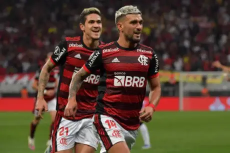 Flamengo domina o Corinthians, vence fora de casa e fica perto da semifinal