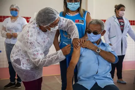 Imunização para idosos é ampliada com vacina bivalente em João Pessoa