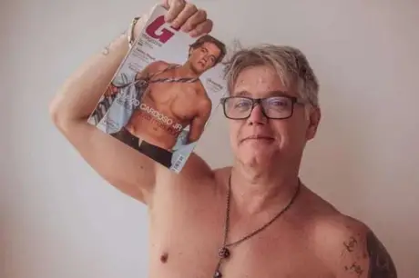 Ator bolsonarista faz 3° ensaio de nudez para o público gay aos 52 anos; confira