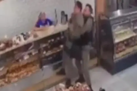 VÍDEO: Entenda a manobra utilizada por policial militar para salvar colega que se engasgou com pastel no RN