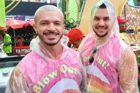 Foliões driblam chuvas e trovões para curtir 2º dia de carnaval em Salvador: 