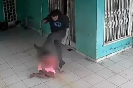 COVARDIA: Homem chuta cara da ex, caída no chão, após vê-la de aliança - VÍDEO FORTE