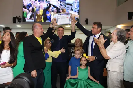ALPB entrega título de cidadão paraibano ao ex-presidente Jair Bolsonaro