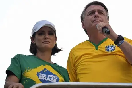 Em ato no RJ, Bolsonaro pede aplausos para Elon Musk e Michele diz que defende uma "política feminina e não feminista"