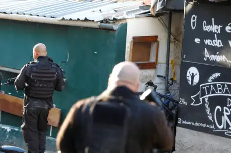 VIDEO: Durante forte tiroteio entre traficantes e polícia, morador pede R$ 5 de pão e mortadela; confira