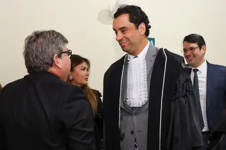 João Azevêdo prestigia posse de jurista Roberto D
